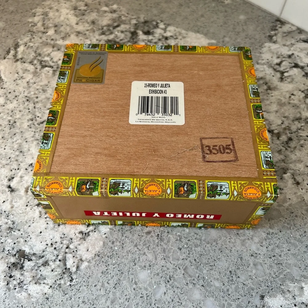 Romeo Y Julieta Exhibicion # 3 cigar box